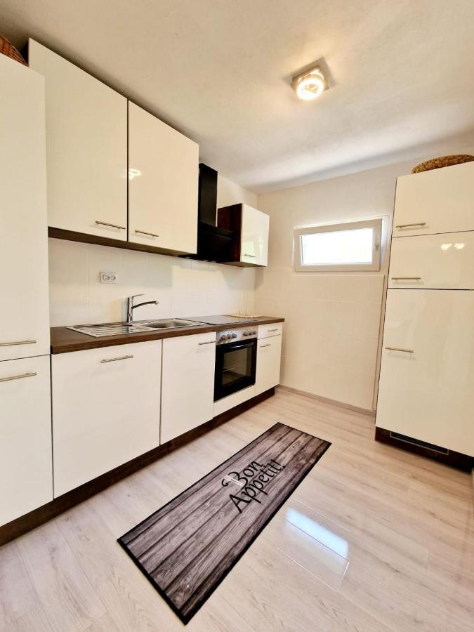Split Apartment Exterior photo