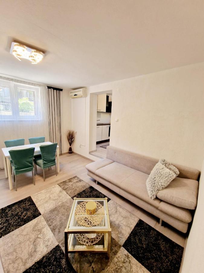 Split Apartment Exterior photo