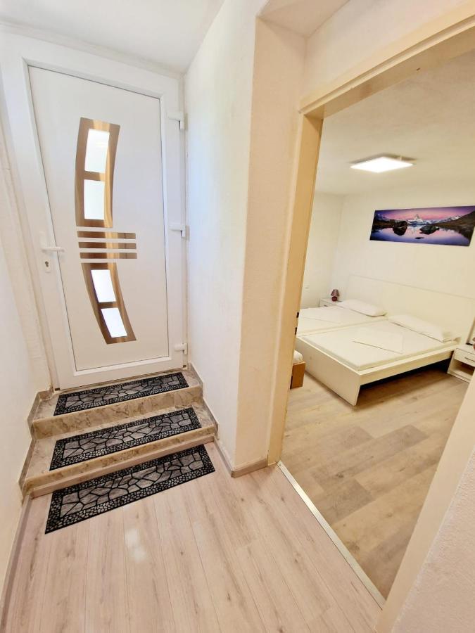 Split Apartment Exterior photo