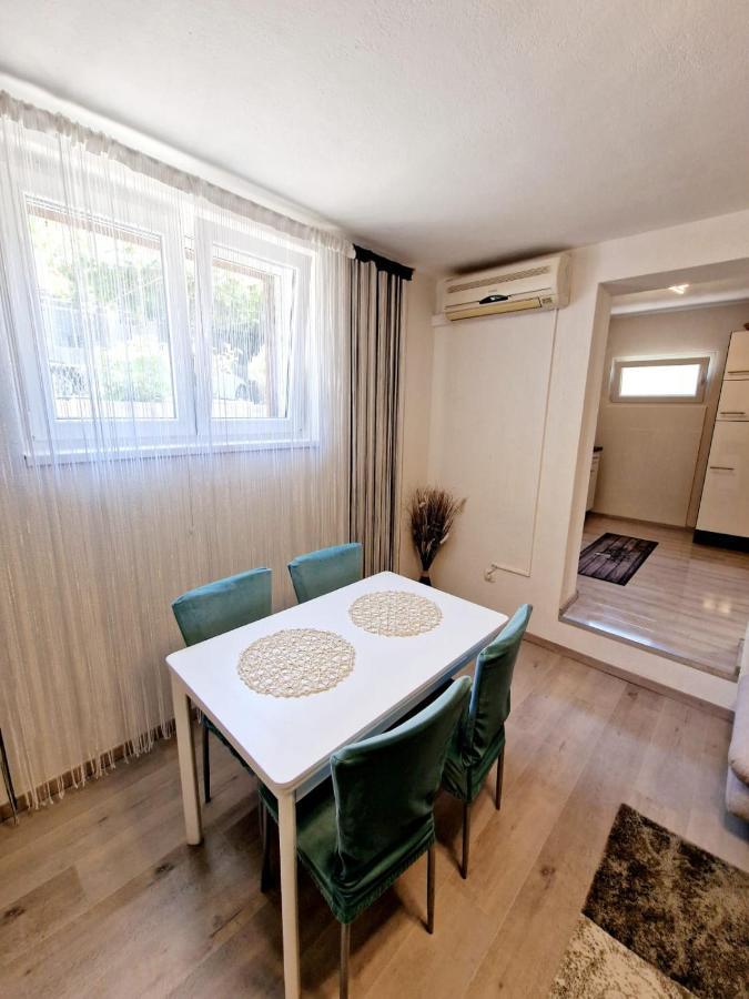 Split Apartment Exterior photo